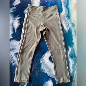 NWOT ZYIA Active Women's khaki and White Hi-Rise Capri Leggings Tights OFFER